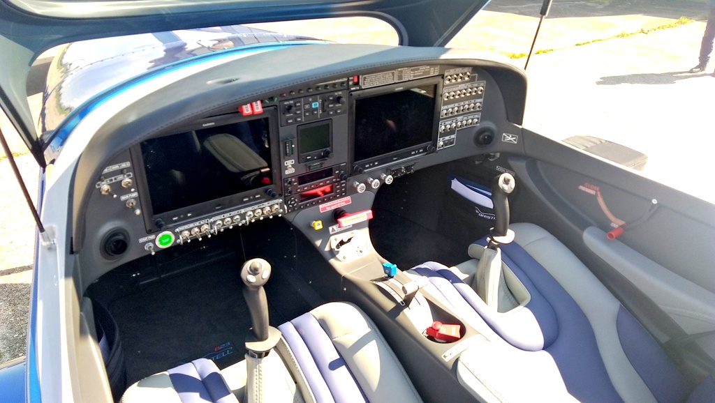 b23915-cockpit